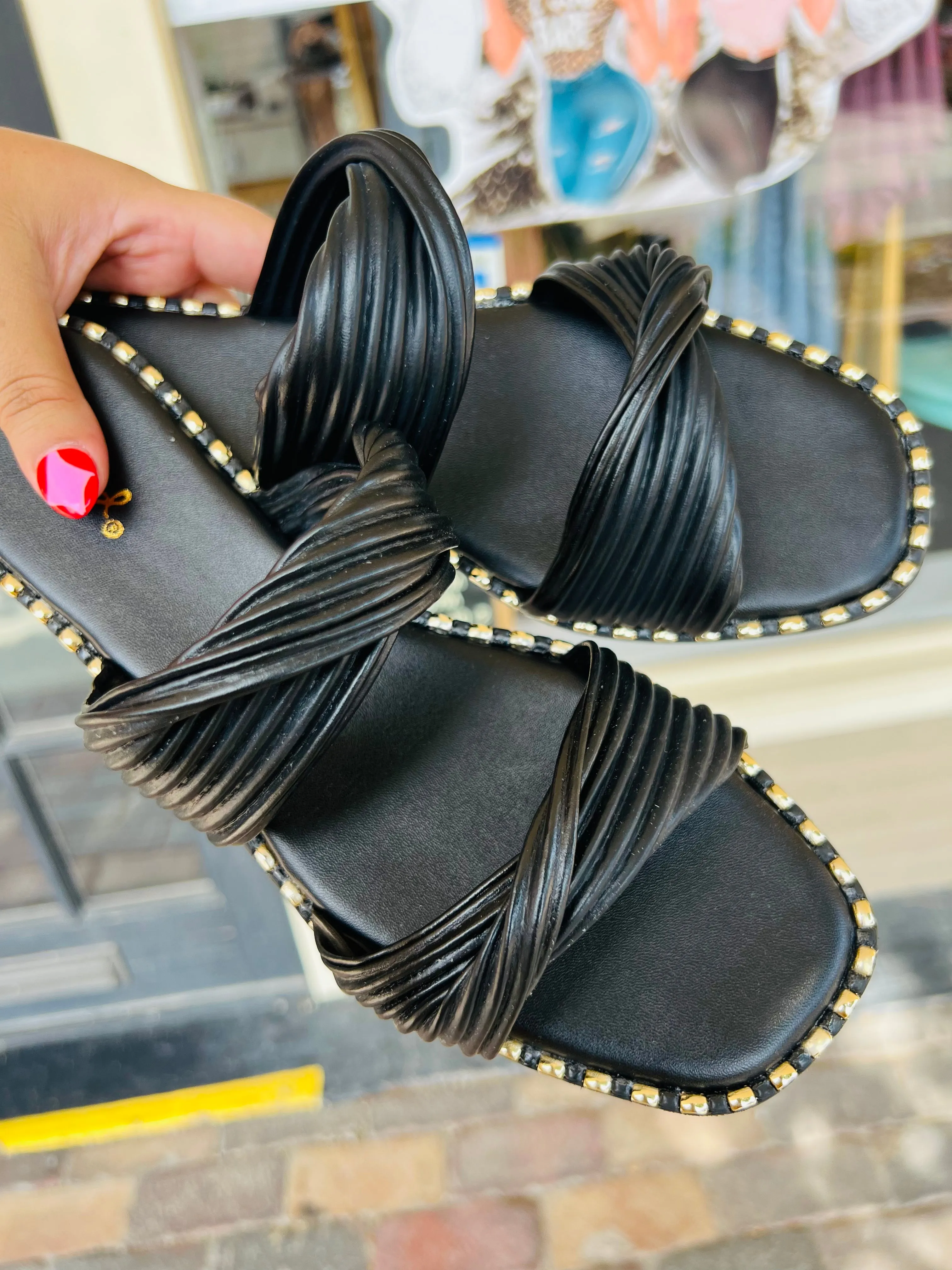 BLACK TWIST SANDAL